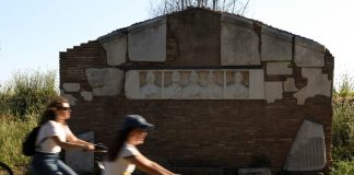 Roma: il bel tempo attira visitatori sull’Appia e al Parco degli Acquedotti (1)