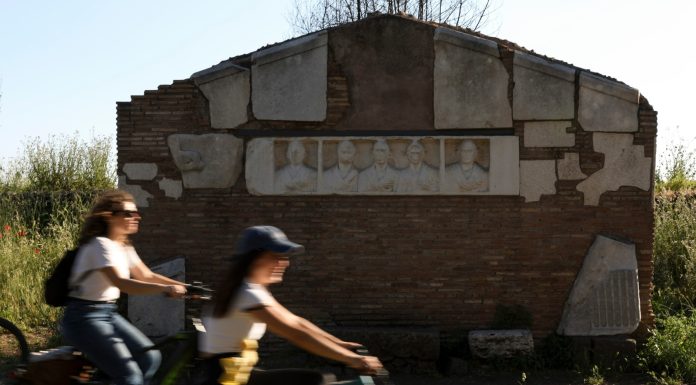 Roma: il bel tempo attira visitatori sull’Appia e al Parco degli Acquedotti (1)