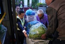 Cina: bus speciali aiutano agricoltori a portare verdure fresche in città (1)