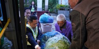 Cina: bus speciali aiutano agricoltori a portare verdure fresche in città (1)