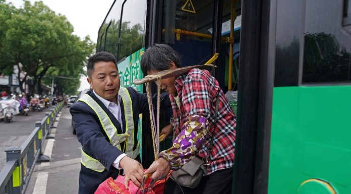 Cina: bus speciali aiutano agricoltori a portare verdure fresche in città (3)