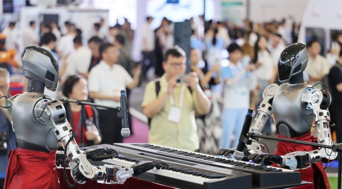 Cina: robot umanoidi protagonisti alla World Intelligence Expo (3)