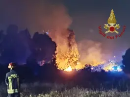 Nella notte vasto incendio di vegetazione a Quartu Sant’Elena