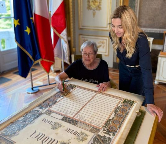 La sindaca Silvia Salis nella storica pergamena dei sindaci di Genova