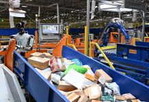 Cina: robot umanoidi smistano pacchi nel centro postale di Guangzhou (1)