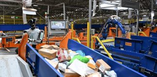 Cina: robot umanoidi smistano pacchi nel centro postale di Guangzhou (1)