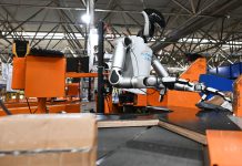 Cina: robot umanoidi smistano pacchi nel centro postale di Guangzhou (2)
