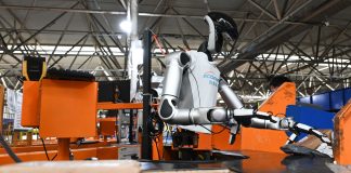 Cina: robot umanoidi smistano pacchi nel centro postale di Guangzhou (2)