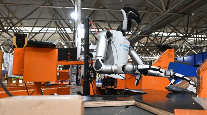 Cina: robot umanoidi smistano pacchi nel centro postale di Guangzhou (2)