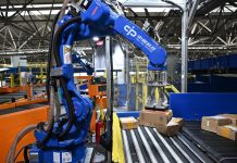 Cina: robot umanoidi smistano pacchi nel centro postale di Guangzhou (3)