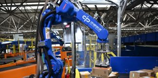 Cina: robot umanoidi smistano pacchi nel centro postale di Guangzhou (3)