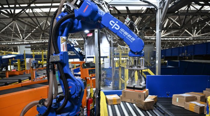 Cina: robot umanoidi smistano pacchi nel centro postale di Guangzhou (3)