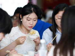 Cina: università di Harbin saluta laureati con banchetto di ravioli (2)