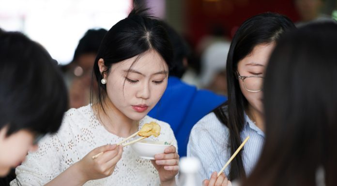 Cina: università di Harbin saluta laureati con banchetto di ravioli (2)