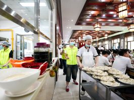 Cina: università di Harbin saluta laureati con banchetto di ravioli (3)