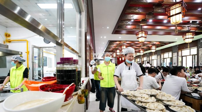 Cina: università di Harbin saluta laureati con banchetto di ravioli (3)