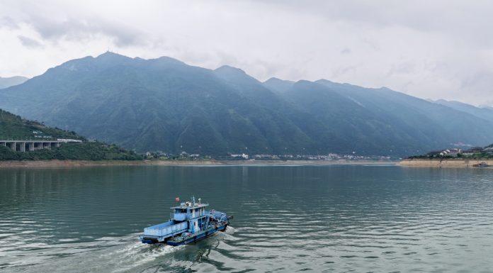 Cina: a Chongqing operazioni di pulizia nel bacino delle Tre Gole (1)