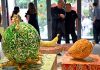 Cina: a Shanghai il pop-up art show di Zhu Bingren sulla frutta (2)