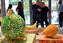 Cina: a Shanghai il pop-up art show di Zhu Bingren sulla frutta (2)