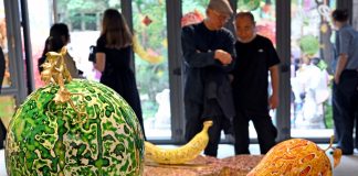 Cina: a Shanghai il pop-up art show di Zhu Bingren sulla frutta (2)