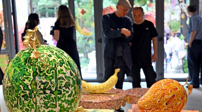 Cina: a Shanghai il pop-up art show di Zhu Bingren sulla frutta (2)