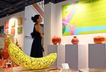 Cina: a Shanghai il pop-up art show di Zhu Bingren sulla frutta (3)