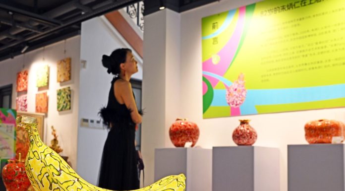 Cina: a Shanghai il pop-up art show di Zhu Bingren sulla frutta (3)