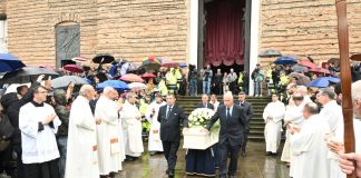 Folla commossa a Padova per l’ultimo saluto ad Alex Zanardi, sull’altare la sua handbike