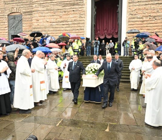 Folla commossa a Padova per l’ultimo saluto ad Alex Zanardi, sull’altare la sua handbike