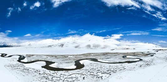Cina: paesaggio innevato sulla prateria di Qiangtang nello Xizang (1)