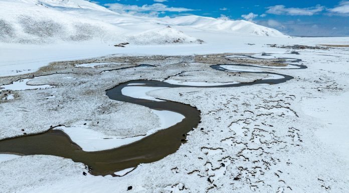 Cina: paesaggio innevato sulla prateria di Qiangtang nello Xizang (3)