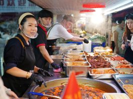 Cina: mercato notturno di Zijing anima economia di Nanchang (1)