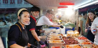 Cina: mercato notturno di Zijing anima economia di Nanchang (1)