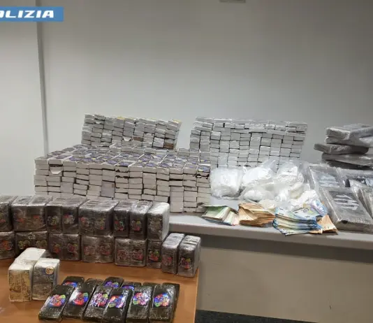 Magazzino con 150 kg di droga in appartamento, due arresti a Roma