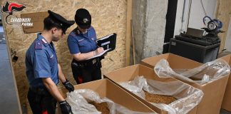 Fabbrica clandestina di sigarette a Parma, 12 arresti e 20 tonnellate di tabacco sequestrate