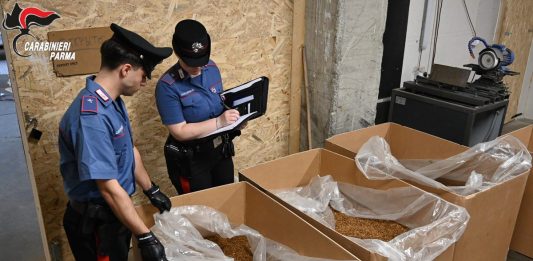Fabbrica clandestina di sigarette a Parma, 12 arresti e 20 tonnellate di tabacco sequestrate