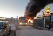 Incendio vicino all’aeroporto di Alghero Fertilia, 80 auto danneggiate