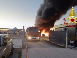 Incendio vicino all’aeroporto di Alghero Fertilia, 80 auto danneggiate