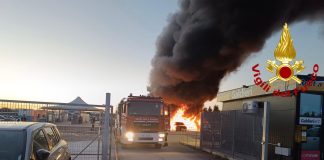 Incendio vicino all’aeroporto di Alghero Fertilia, 80 auto danneggiate