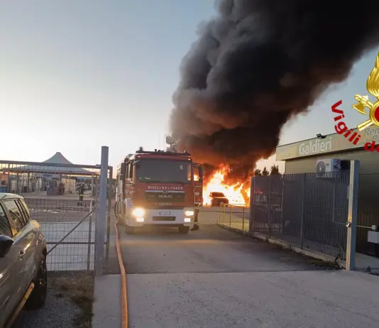 Incendio vicino all’aeroporto di Alghero Fertilia, 80 auto danneggiate