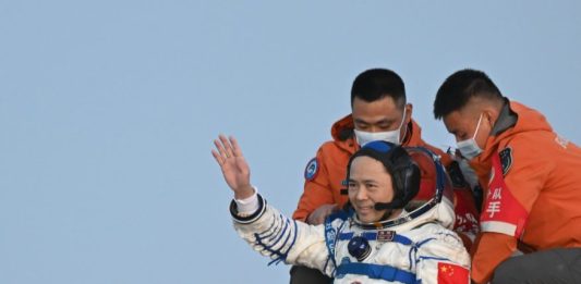 Cina: atterrata capsula di rientro Shenzhou-22, astronauti in buone condizioni