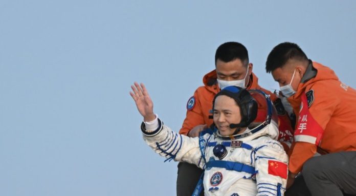 Cina: atterrata capsula di rientro Shenzhou-22, astronauti in buone condizioni
