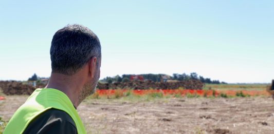 Puglia, collegamento ferroviario Brindisi Centrale-Aeroporto: il presidente Decaro visita il cantiere