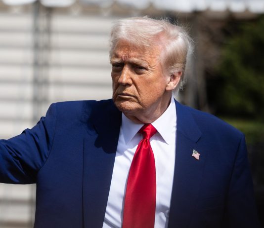 Iran, Trump “Negoziate le linee generali di un accordo. Lo Stretto di Hormuz verrà riaperto”