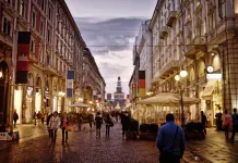 Smaltimento rifiuti a Milano: come mai funziona così bene via Dante Milano by night
