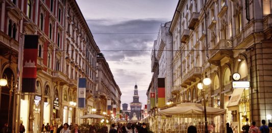 Smaltimento rifiuti a Milano: come mai funziona così bene via Dante Milano by night