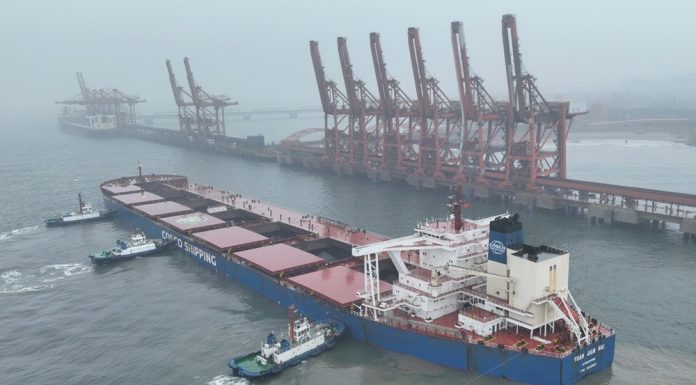 Cina: Hebei, nave con carico da 400.000 tonnellate attracca al porto di Tangshan (1)
