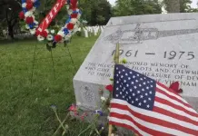 Memorial Day, Trump al cimitero di Arlington: “L’America non dimenticherà mai i suoi eroi”