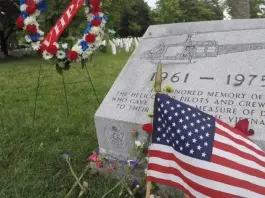 Memorial Day, Trump al cimitero di Arlington: “L’America non dimenticherà mai i suoi eroi”