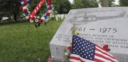 Memorial Day, Trump al cimitero di Arlington: “L’America non dimenticherà mai i suoi eroi”